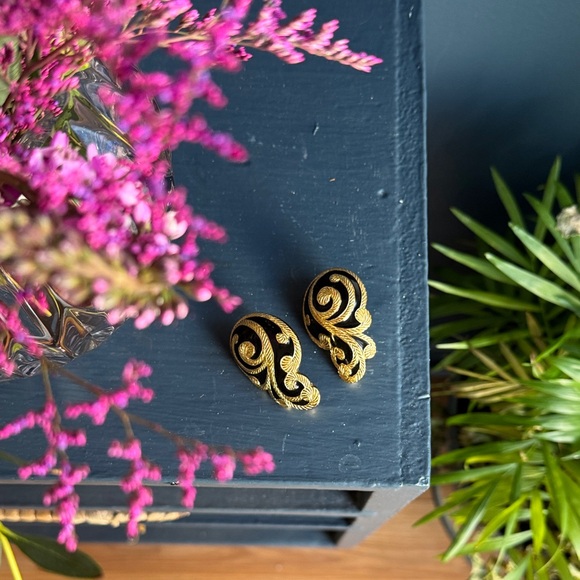 Vince vintage Dior statement, earrings Black and Gold Swirl Clip-On Earrings - Picture 8 of 8